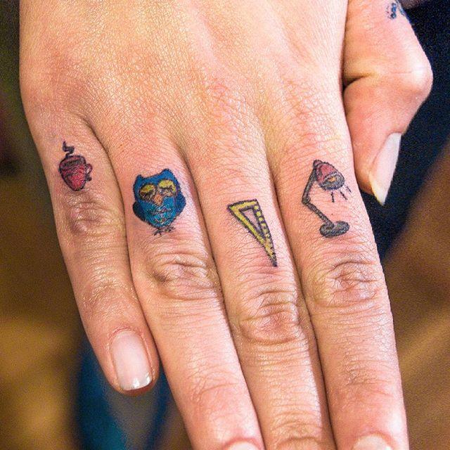 tatouage doigt 147
