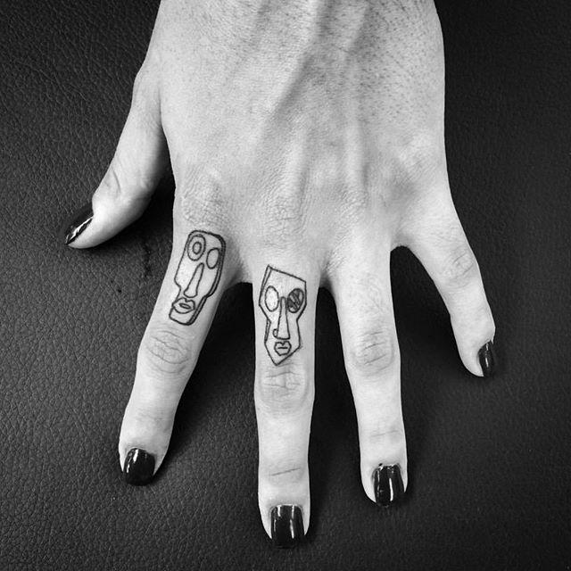 tatouage doigt 153