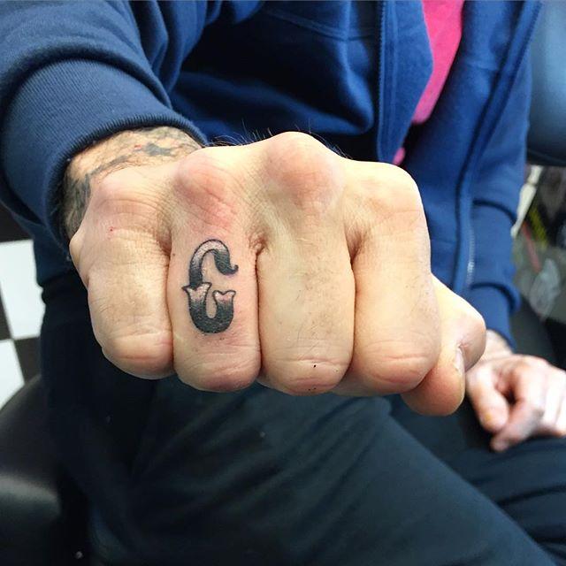 tatouage doigt 161