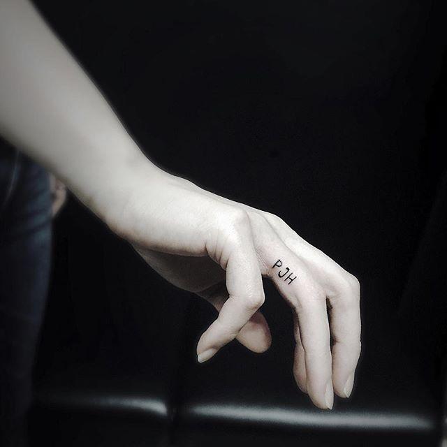 tatouage doigt 19