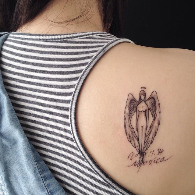 tatouage dos pour femme 29