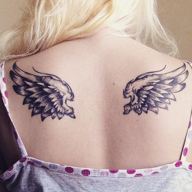 tatouage dos pour femme 93