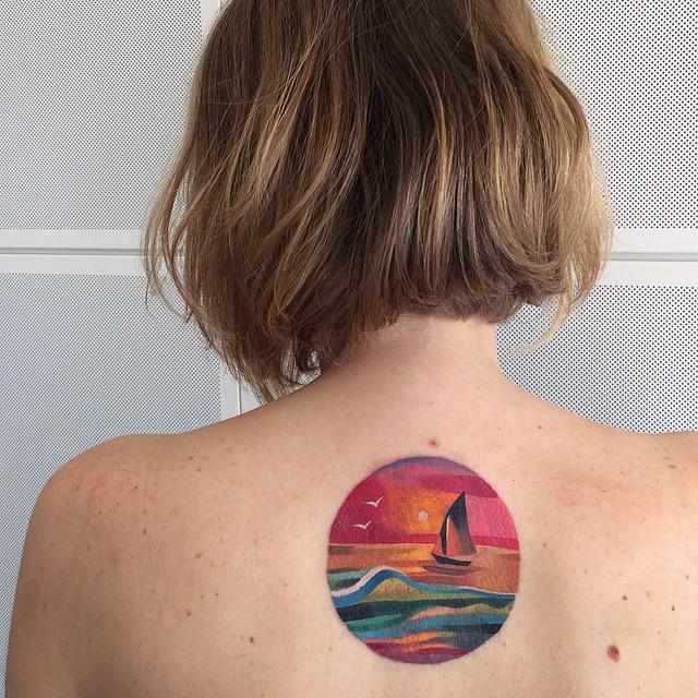 tatouage dos pour femme 97
