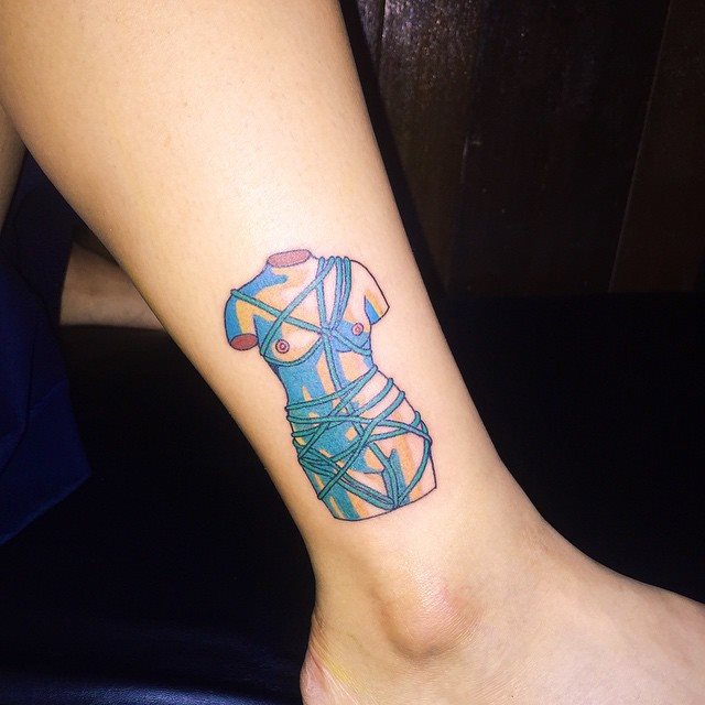 tatouage femme jambe 121