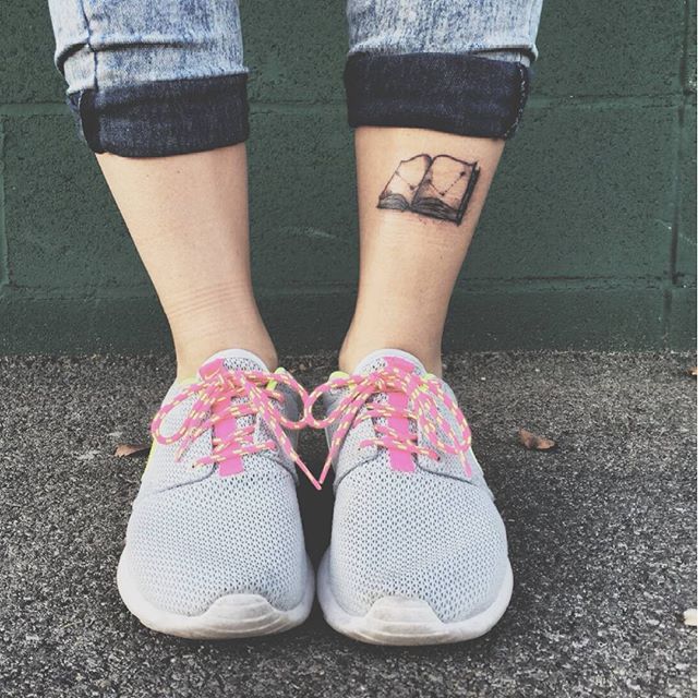 tatouage femme jambe 145