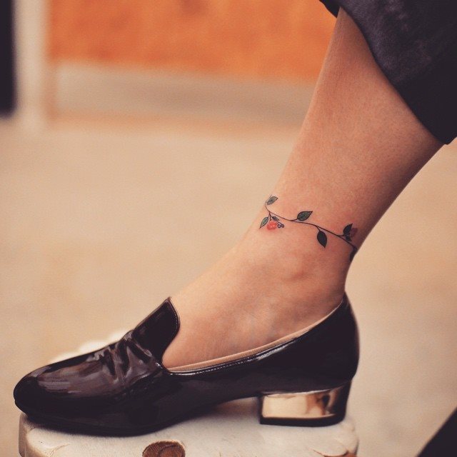 tatouage femme jambe 163
