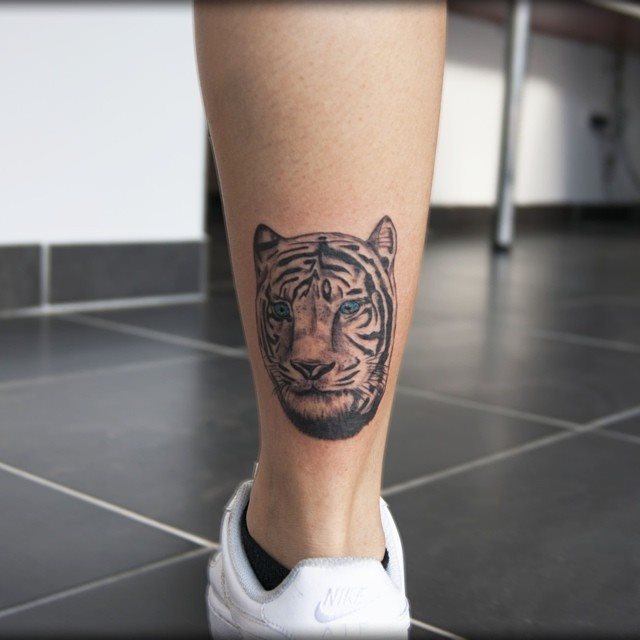 tatouage femme jambe 99
