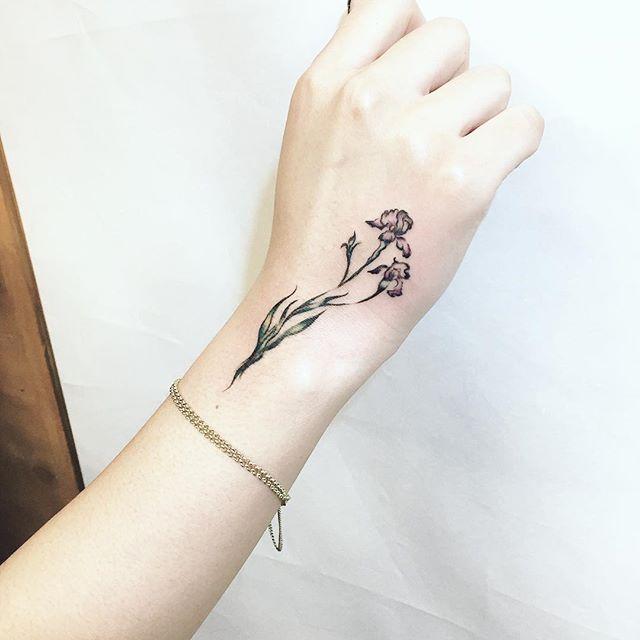 tatouage fleur 111