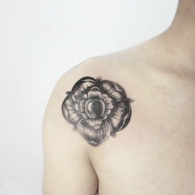 tatouage fleur 65