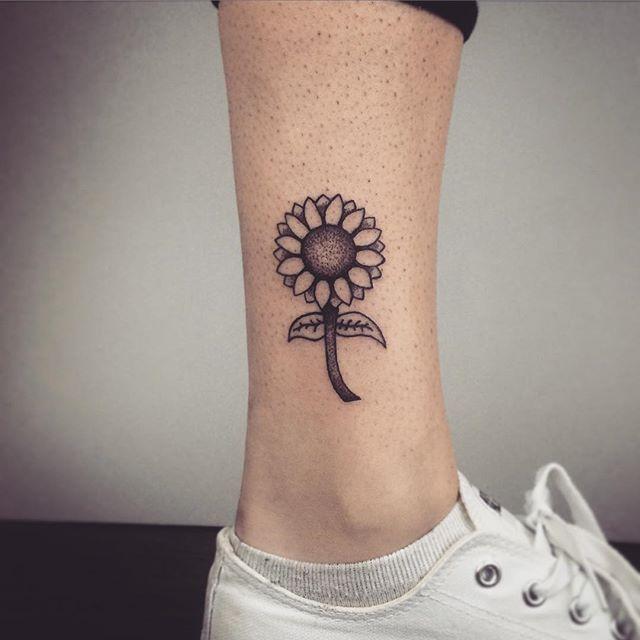 tatouage fleur 85