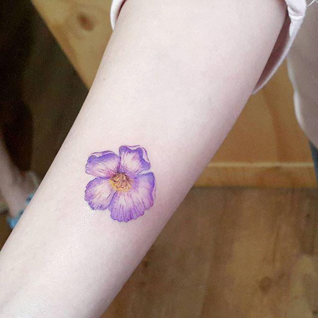 tatouage fleur 89