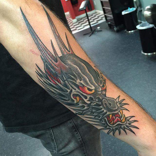 tatouage dragon 93