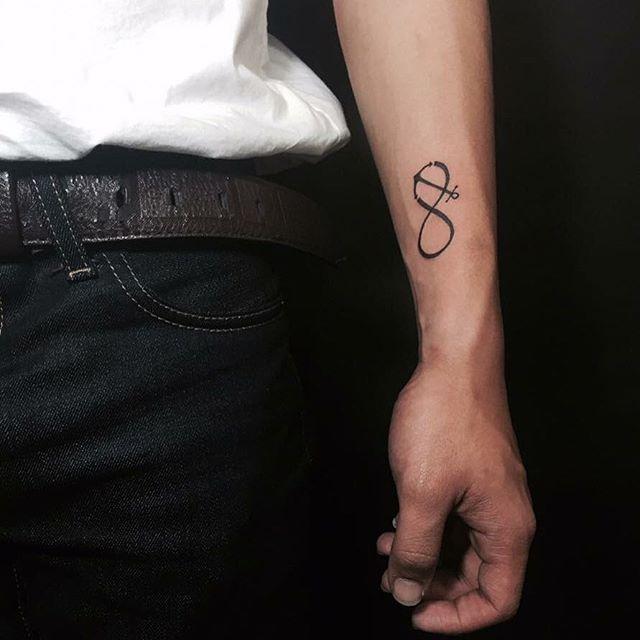tatouage infini symbole 47