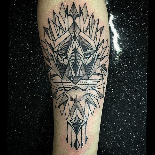 tatouage lion 93