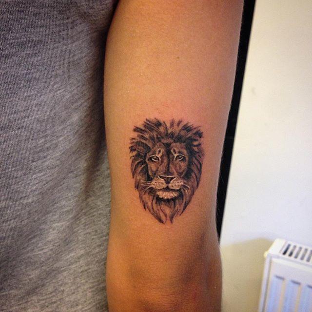 tatouage lion 97