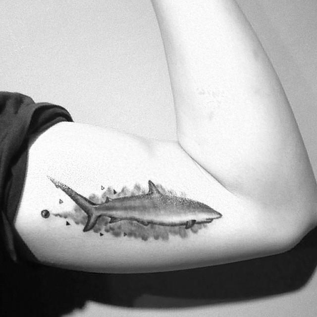 tatouage requin 105