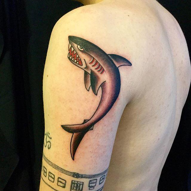 tatouage requin 11