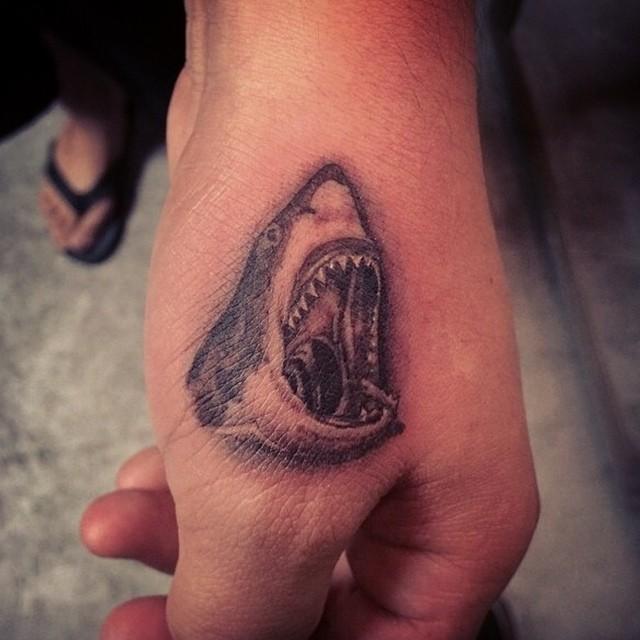 tatouage requin 123