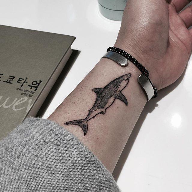 tatouage requin 13