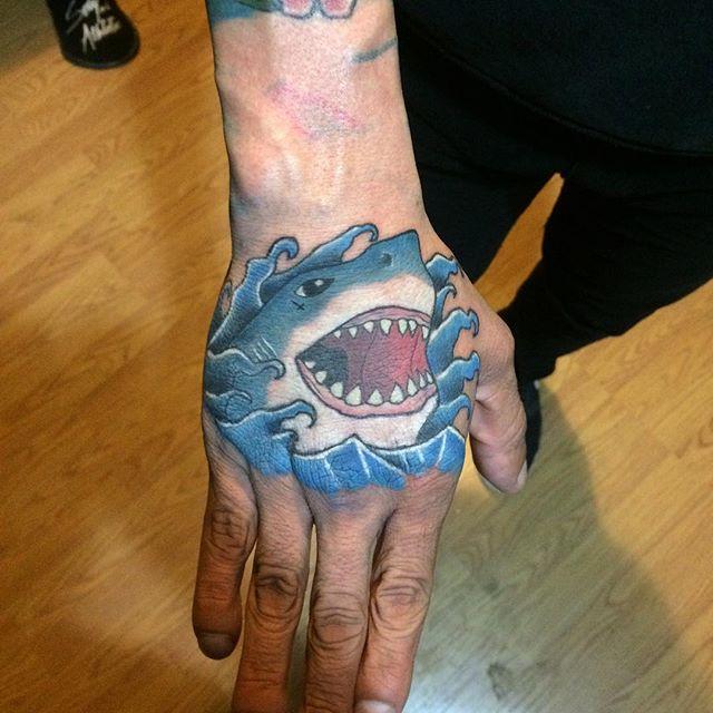 tatouage requin 19