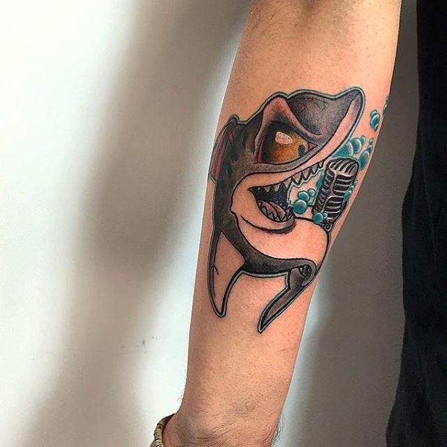 tatouage requin 35