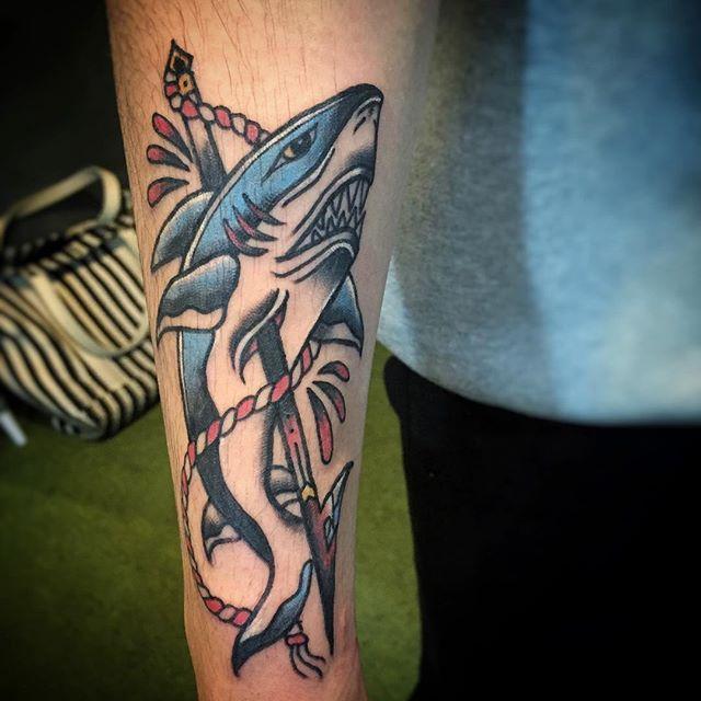 tatouage requin 41