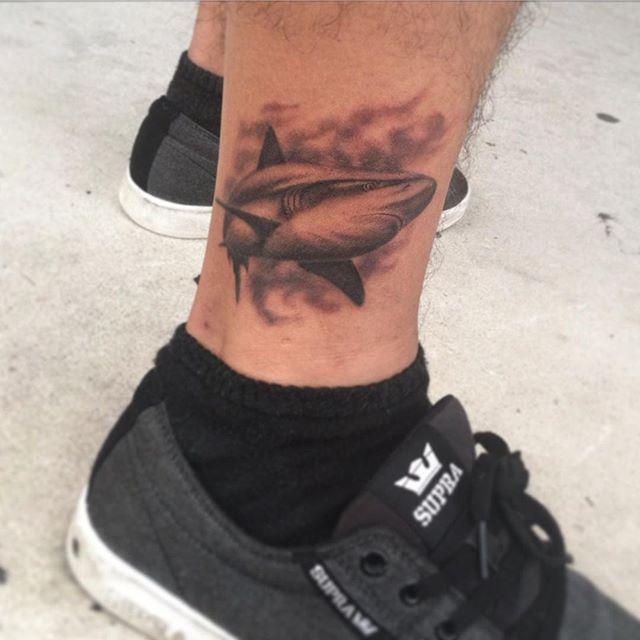 tatouage requin 61