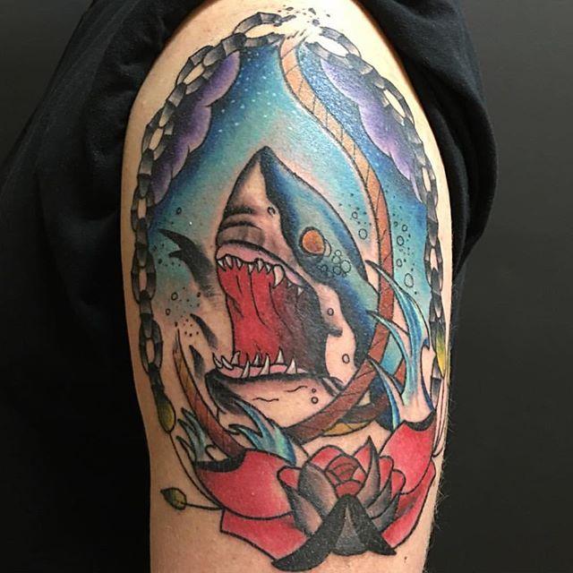 tatouage requin 65