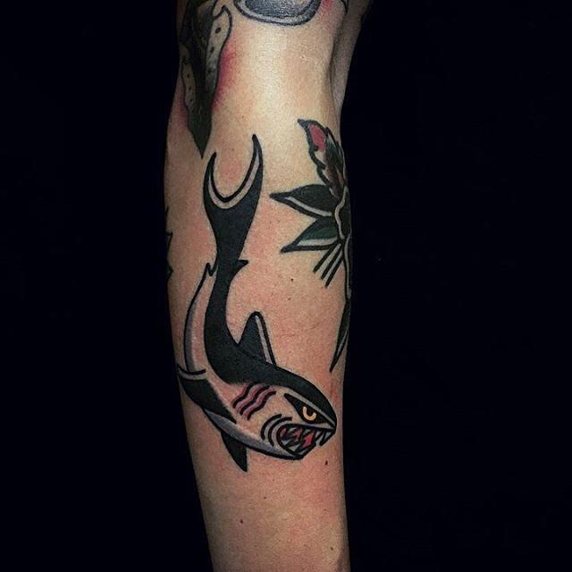 tatouage requin 69