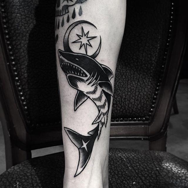 tatouage requin 79