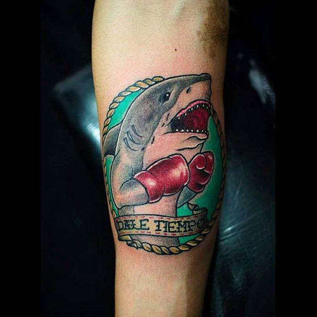 tatouage requin 83