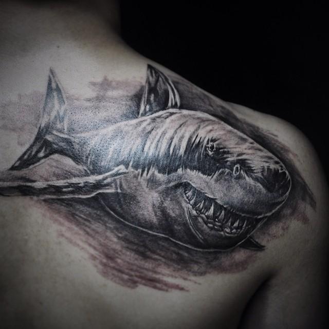 tatouage requin 89