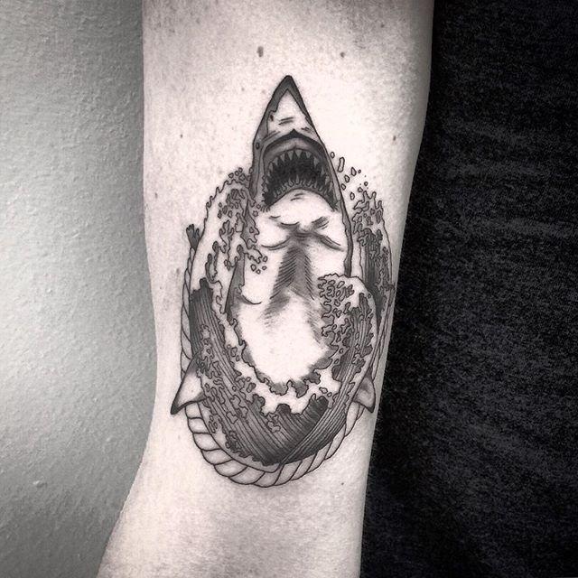 tatouage requin 93