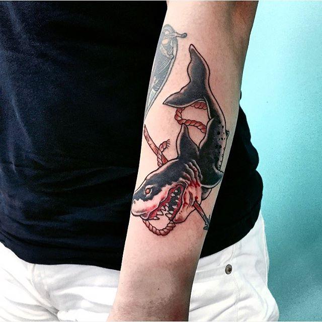 tatouage requin 97
