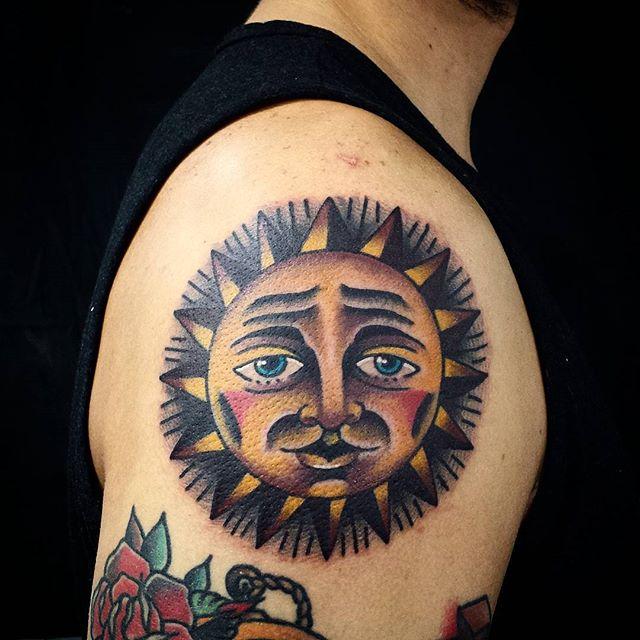 tatouage soleil 107
