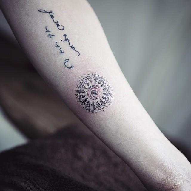 tatouage soleil 111
