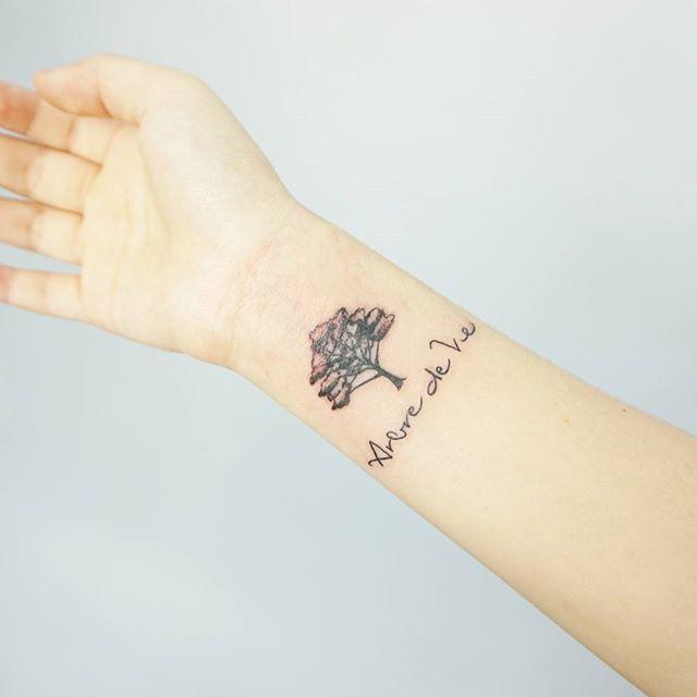 tatouage arbre 129