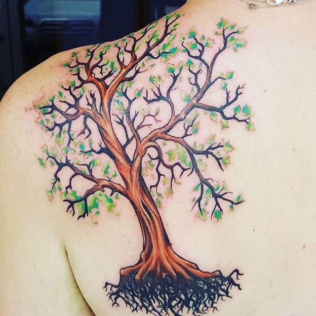 tatouage arbre 83