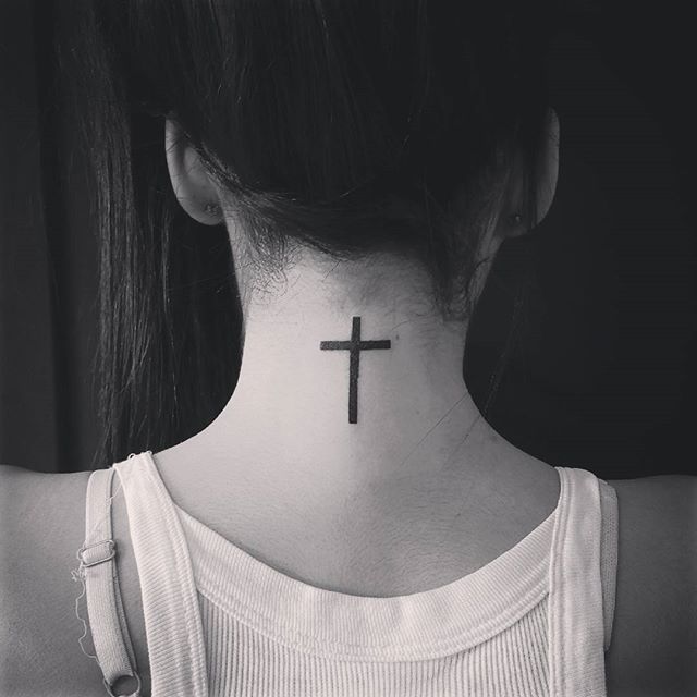 tatouage croix 77