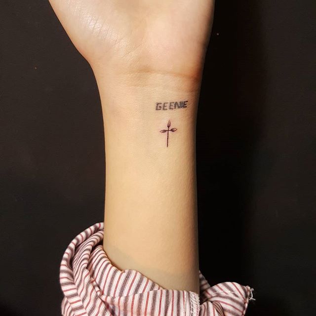 tatouage croix 83