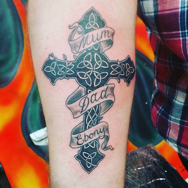 tatouage croix 93