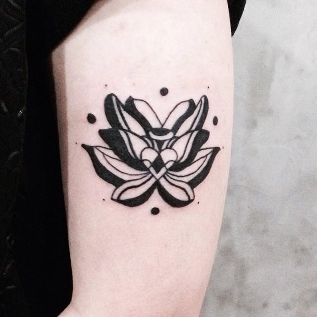 tatouage fleur lotus 09