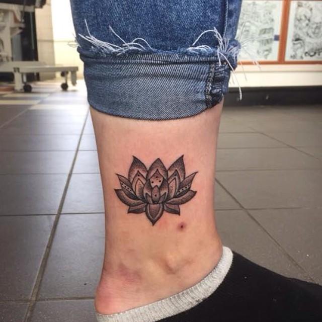tatouage fleur lotus 101