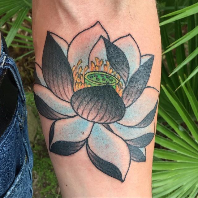 tatouage fleur lotus 111