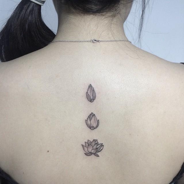tatouage fleur lotus 115