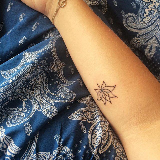 tatouage fleur lotus 117