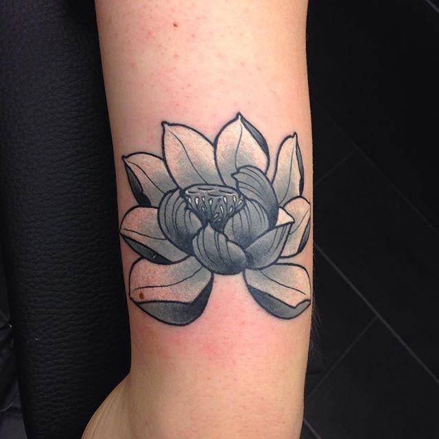 tatouage fleur lotus 37