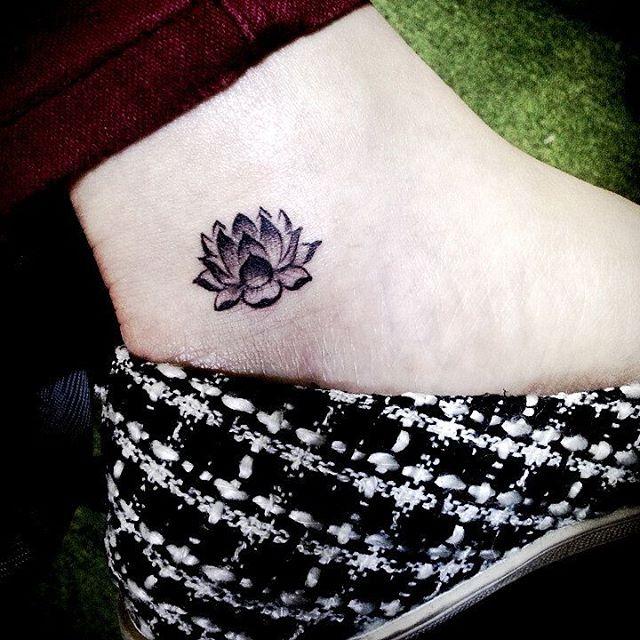 tatouage fleur lotus 53