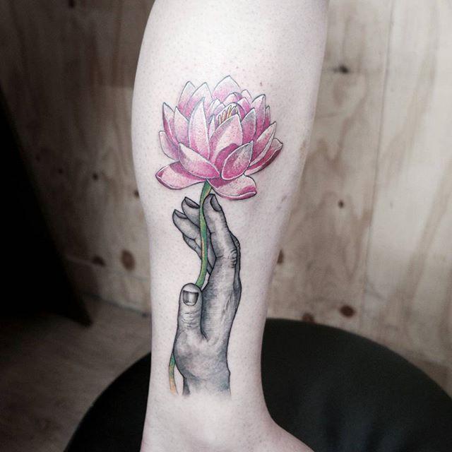 tatouage fleur lotus 83