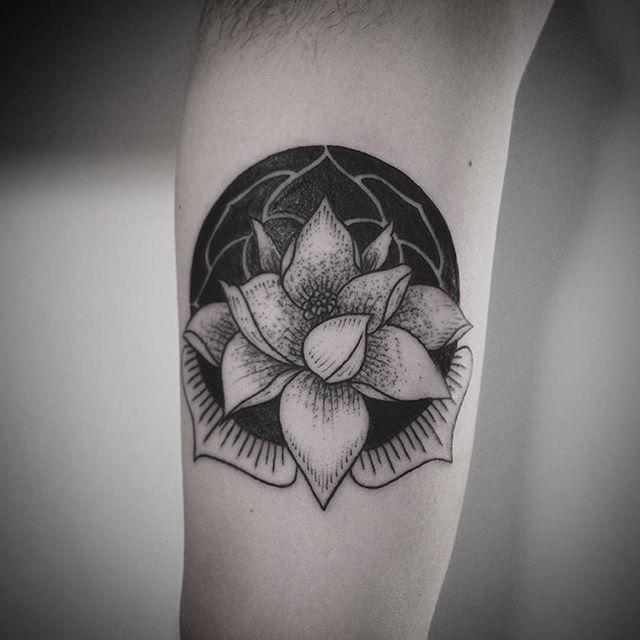 tatouage fleur lotus 85